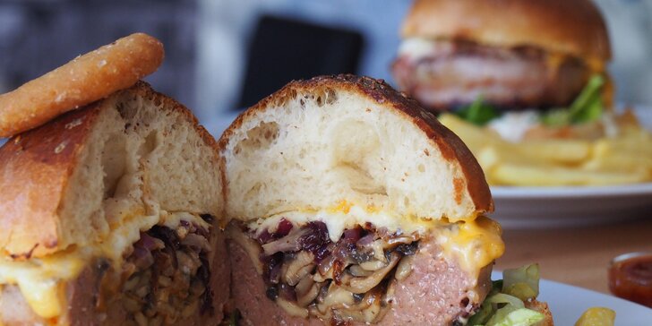 Parádní jízda přímo do vašeho žaludku: Grand Prix burger s hranolky a omáčkou