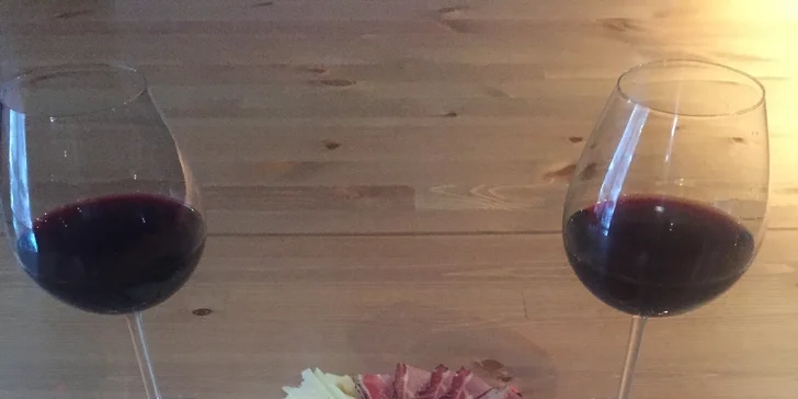 Posezení u italských delikates: salámy, prosciutto, ovčí sýry, olivy a víno