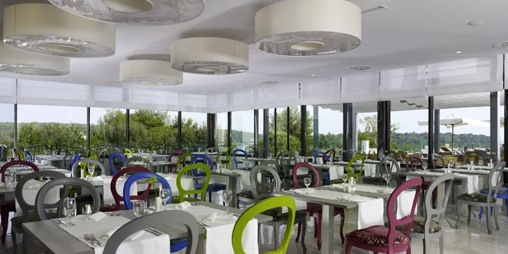 V ceně máte snídaně nebo rovnou polopenzi. Snídaně a večeře se podávají formou bufetu v hlavní hotelové restauraci. 