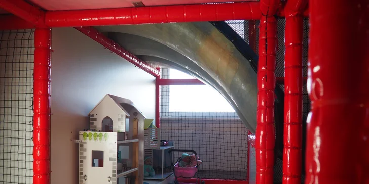 Pro dospělý doprovod je tu kavárna s občerstvením. 