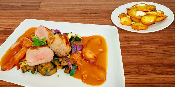 Panenka na slanině, restovaná zelenina a pečené plátky brambor s česnekem