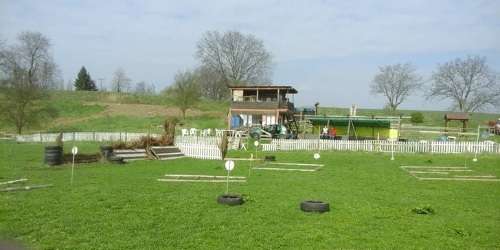 Léto u koní: dětský jezdecký tábor se závody i bez