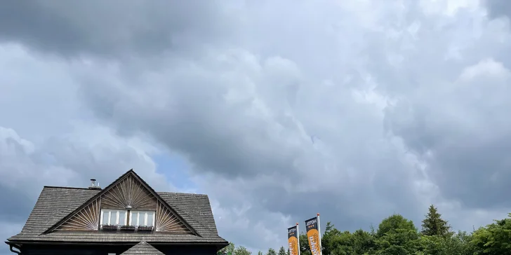 Oblíbeným cílem turistů, kteří se toulají v okolí, je také zdejší hostinec Na Trojáku.