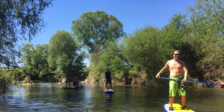 Vodní dobrodružství: Sjíždění řeky na paddleboardu