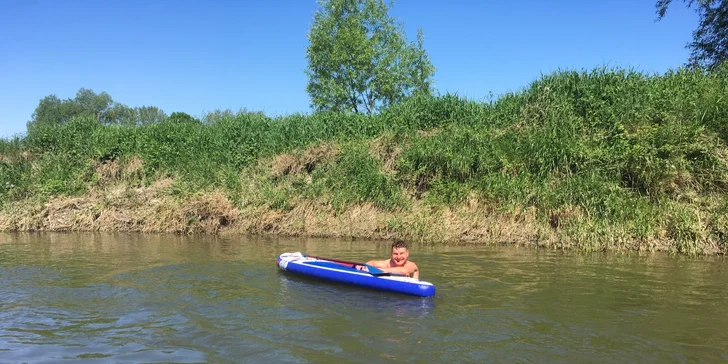 Vodní dobrodružství: Sjíždění řeky na paddleboardu