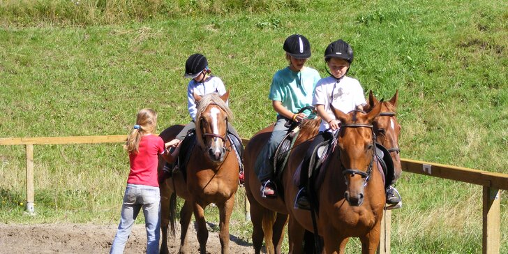 Prázdniny v sedle: týdenní dětský tábor u koní s termíny po celé léto