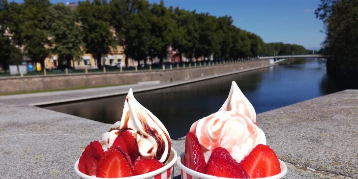 Osvěžení na mostě: jogurtová zmrzlina s čerstvými jahodami a polevou