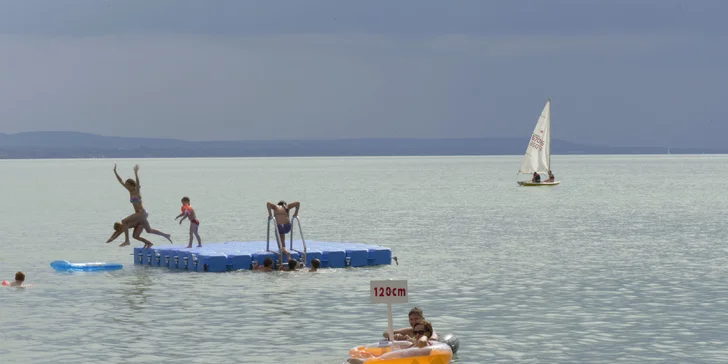 Požičajte si šliapadlá alebo vyskúšajte windsurfing.