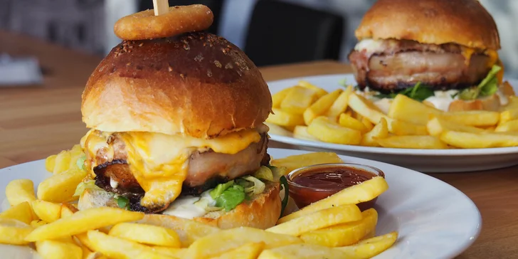 Legendární jízda až do vašeho žaludku: Grand Prix burger s hranolky a omáčkou