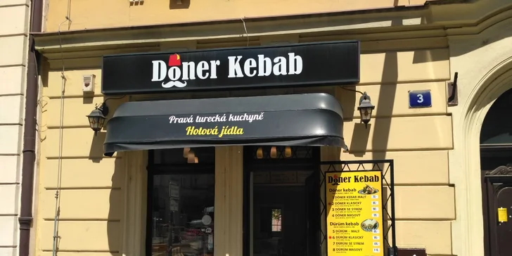 Jídlo, které si můžete dát i v noci: kebab v tortille a nápoj Ayran s sebou
