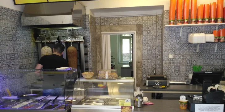 Jídlo, které si můžete dát i v noci: kebab v tortille a nápoj Ayran s sebou