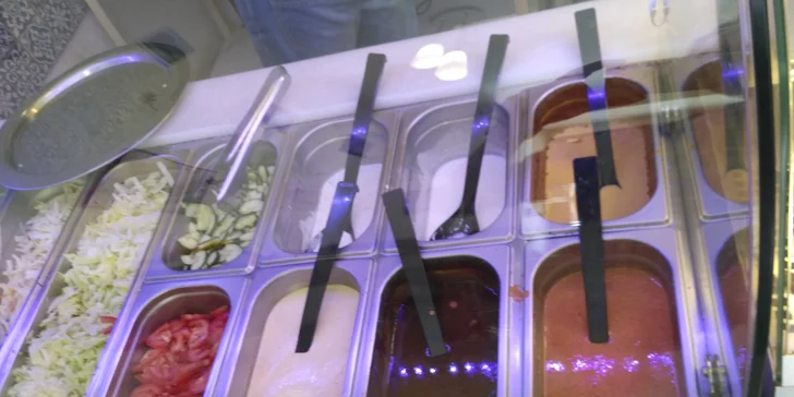 Jídlo, které si můžete dát i v noci: kebab v tortille a nápoj Ayran s sebou