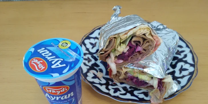 Jídlo, které si můžete dát i v noci: kebab v tortille a nápoj Ayran s sebou