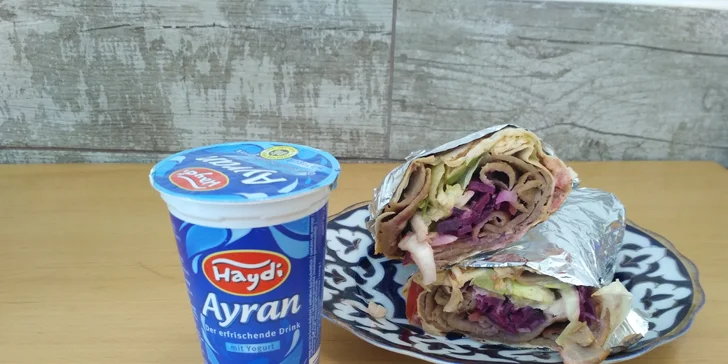 Jídlo, které si můžete dát i v noci: kebab v tortille a nápoj Ayran s sebou