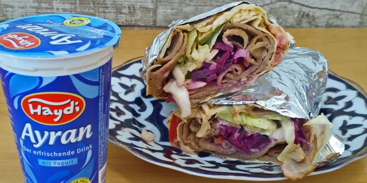 Jídlo, které si můžete dát i v noci: kebab v tortille a nápoj Ayran s sebou