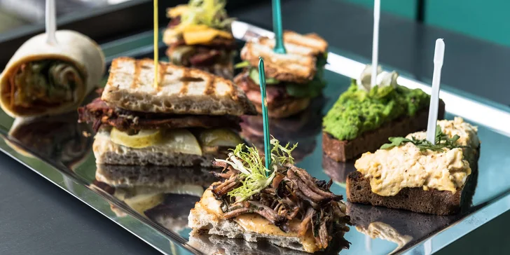 Jedna dobrota vedle druhé: chuťovky pinchos a lahodný drink k tomu