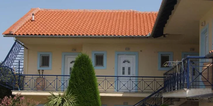 Červen na březích průzračného Egejského moře: letecky s ubytováním v penzionu