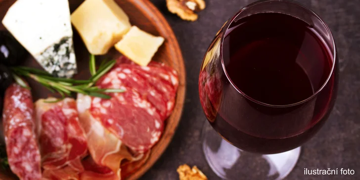 Posezení u italských delikates: salámy, prosciutto, ovčí sýry, olivy a víno