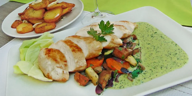 Kuřecí steak s vůní bylinek, restovaná zelenina, pečené brambory a víno