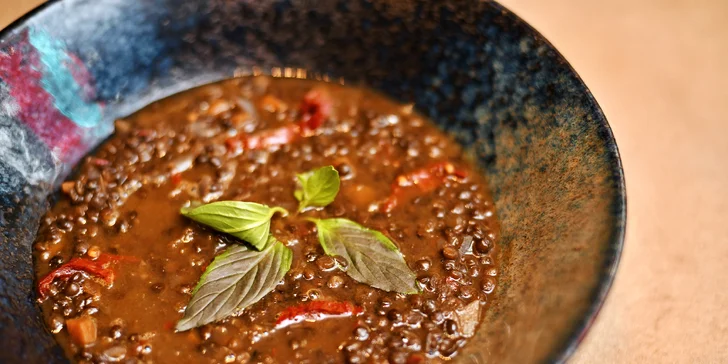 V bezmasém menu ochutnáte polévku z čočky beluga s uzeným chilli a thajskou bazalkou.