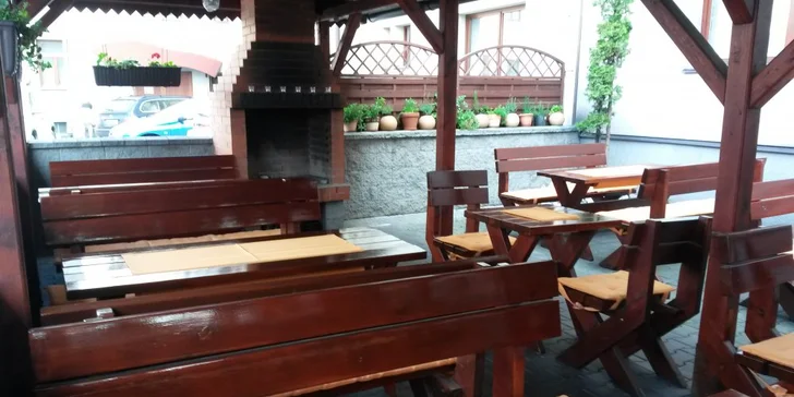 Ať má večírek grády: osvěžující drinky Aperol Spritz a slané chipsy