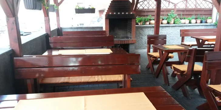 Ať má večírek grády: osvěžující drinky Aperol Spritz a slané chipsy