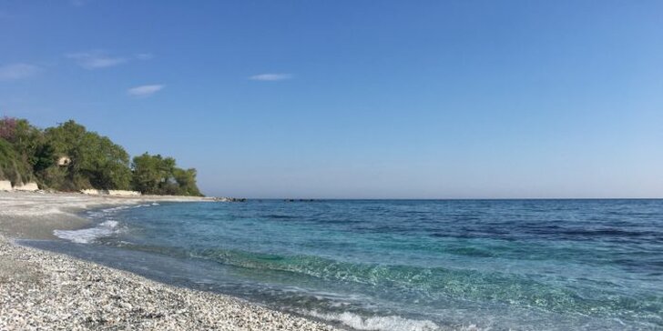 Červen na březích průzračného Egejského moře: letecky s ubytováním v penzionu