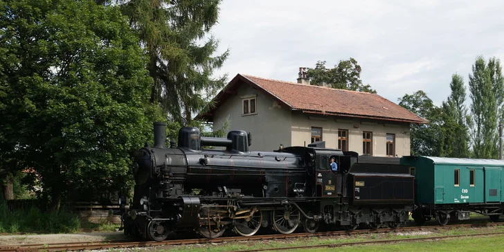 Na výlet stoletou parní lokomotivou s historickými vozy: z Prahy i dalších míst