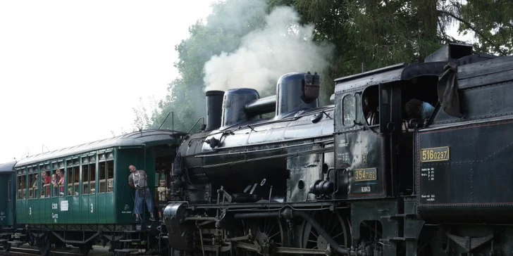 Na výlet stoletou parní lokomotivou s historickými vozy: z Prahy i dalších míst