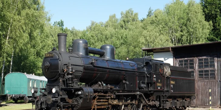 Na výlet stoletou parní lokomotivou s historickými vozy: z Prahy i dalších míst
