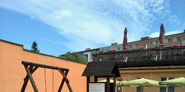 Vykutálená zábava pro celou partu - 2 hodiny bowlingu, pečené koleno a 6 piv