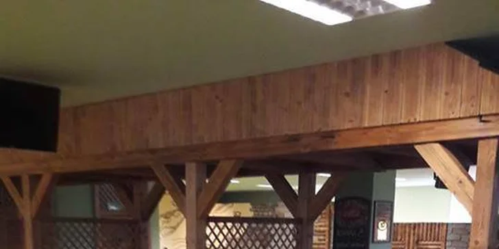 Vykutálená zábava pro celou partu - 2 hodiny bowlingu, pečené koleno a 6 piv