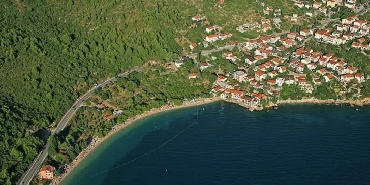 Léto na Makarské riviéře: Týden ve vybaveném apartmánu cca 100 m od pláže