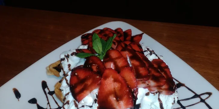 Vypečené domácí wafle se šlehačkou a čerstvým ovocem + káva nebo limonáda