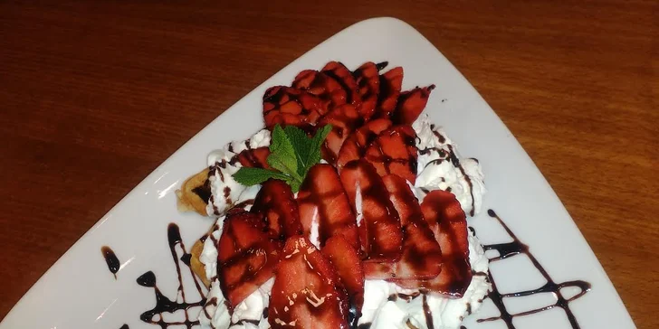 Vypečené domácí wafle se šlehačkou a čerstvým ovocem + káva nebo limonáda
