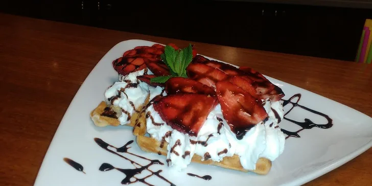 Vypečené domácí wafle se šlehačkou a čerstvým ovocem + káva nebo limonáda