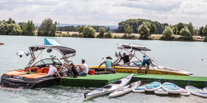 Adrenalinová jízda na vodním vleku ve Wake Parku Náklo