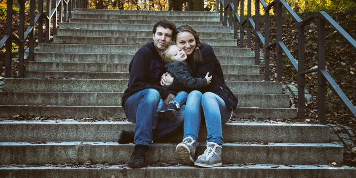 Při focení venku se využije každé vhodné místo. Zde vyhráli schody.