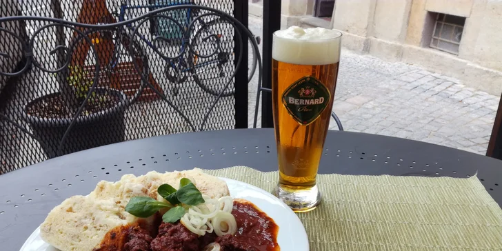 Plzeňský hovězí gulášek s nadýchanými knedlíky a pivem jako křen