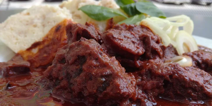 Plzeňský hovězí gulášek s nadýchanými knedlíky a pivem jako křen
