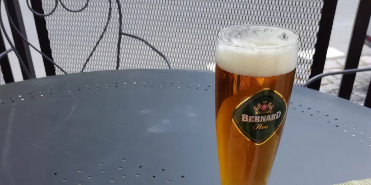 Plzeňský hovězí gulášek s nadýchanými knedlíky a pivem jako křen