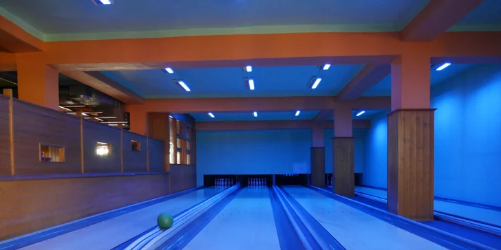 Bavte se s partou: hodina bowlingu pro 6 osob a 2 pizzy podle výběru