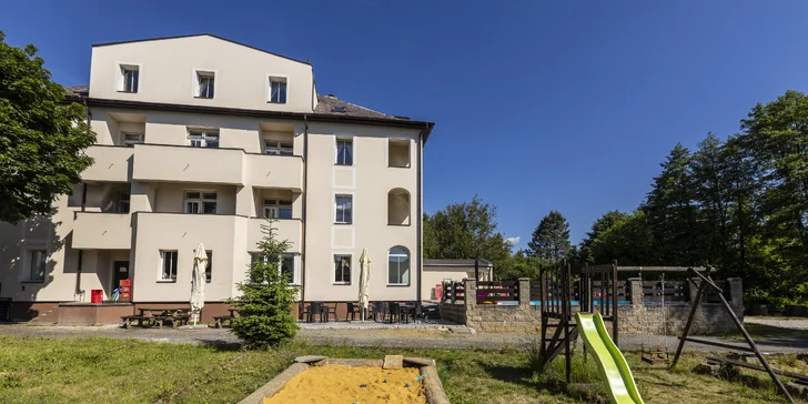 Líbit se tu bude i vašim ratolestem - mají tu hezké venkovní hřiště.