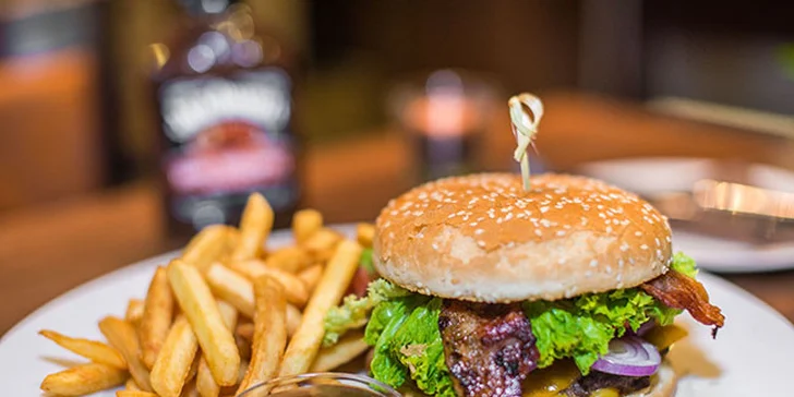 Skvělá bašta: Nadupaný hamburger se steakovými hranolky i BBQ omáčkou