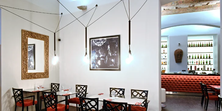 Aperol, gin s tonikem nebo vodka s džusem v luxusní restauraci na Ovocném trhu