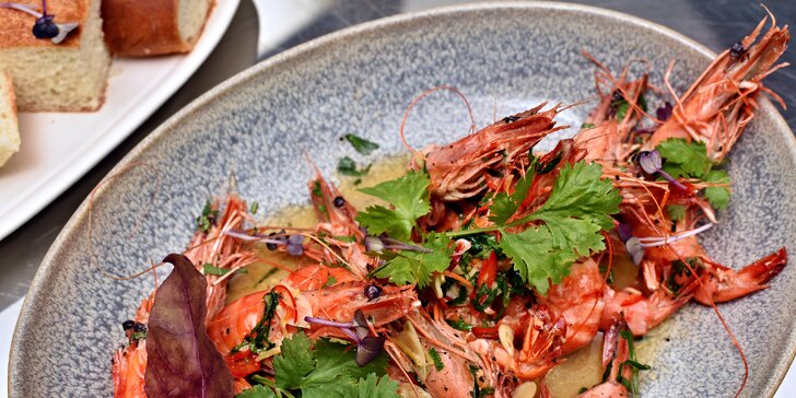 Dary moře i života: Luxusní restované tygří krevety s mangovou emulzí a pečivem