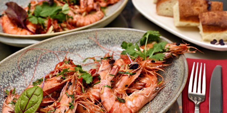 Dary moře i života: Luxusní restované tygří krevety s mangovou emulzí a pečivem