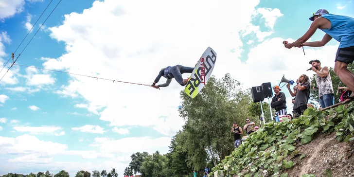 Hodinový pronájem beachvolejbalového kurtu ve Wake Parku Náklo