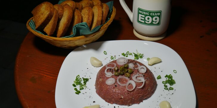 Dejte si pořádné jídlo: 300 či 600 g tataráku a topinky v hudebním klubu E99