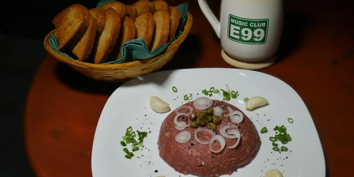 300g tatarák z hovězího mixu a 6 topinek v hudebním klubu